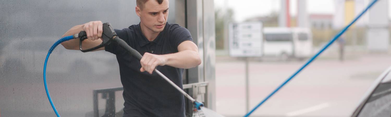 Rýchlo, lacno, efektívne Ako správne umyť auto v bezkontaktnej autoumyvárni